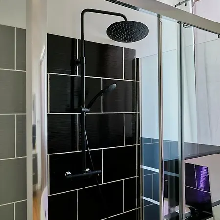 Le Grand Duplex Balneo 10 Minutes De La Gare Πανδοχείο *